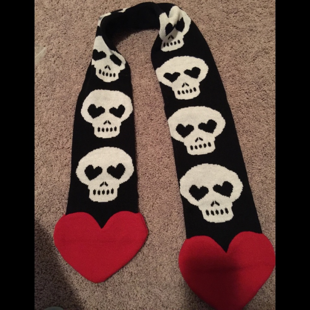 New Skull Heart Scarf